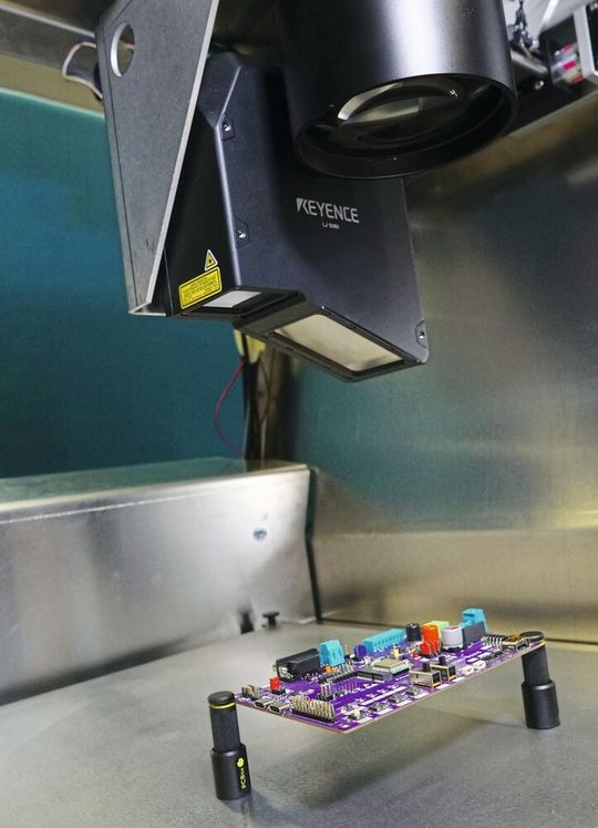 Eine Leiterplatte unter dem Scanner: Automatisierte Bildanalyse macht manuelle Sichtprüfung überflüssig.(Bild:  Eigenblue GmbH)