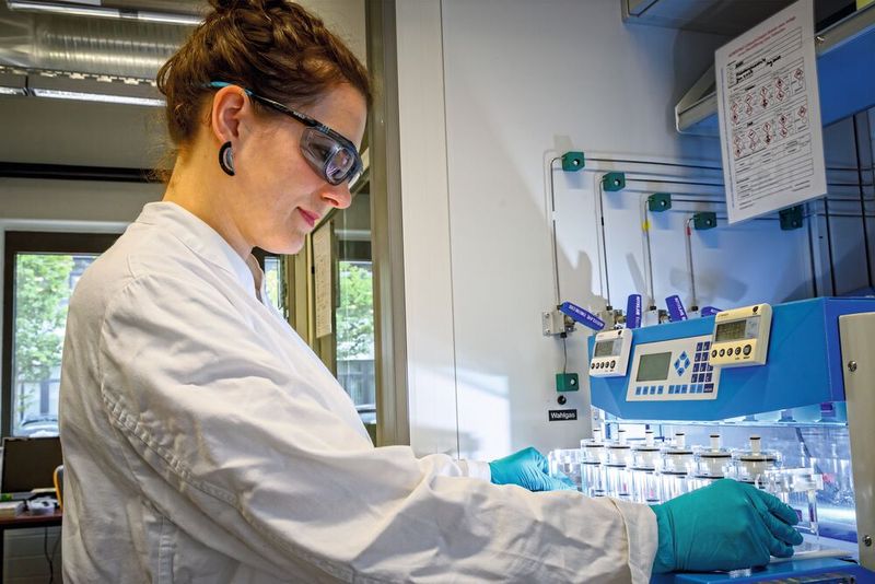 Diana Keddi entwickelte die Biopolymer-Chips in ihrer Doktorarbeit. (Bild: Roberto Schirdewahn)