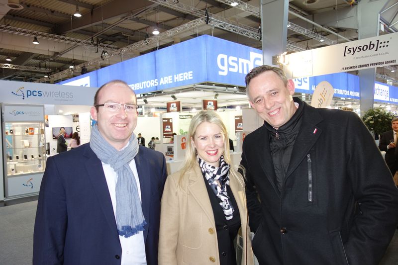 (v. l.) Oliver Kaiser, Tech Data, mit Janna Grosse, UNIT Technology, und Bernd Tillmann, TAROX (Bild: IT-BUSINESS)