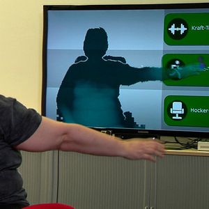 Wissenschaftlerinnen und Wissenschaftler vom Exzellenzcluster Kognitive Interaktionstechnologie der Universität Bielefeld entwickeln in dem Projekt Kogni-Home ein aktives Sitzmöbel, der mit einem virtuellen Avatar verbunden ist und über allerlei technische Raffinessen verfügt.