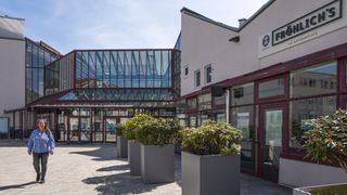 Andrea Münz vor dem Unterschleißheimer Bürgerbüro (© C4B)