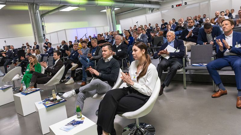 Das Publikum freut sich über den praxisnahen Input. (Bild: Stefan Bausewein)