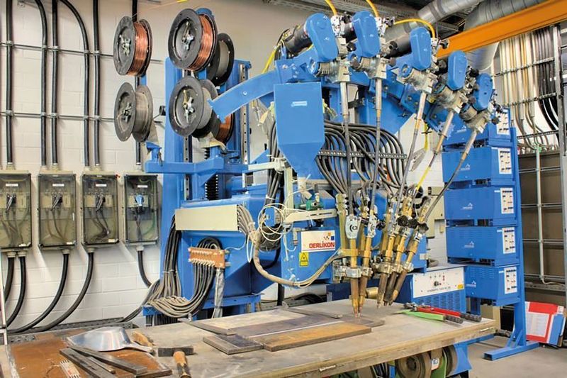 Per UP-Schweißen lassen sich bis zu 300 mm dicke Bleche problemlos fügen. Oerlikon bietet für solche Fälle Schweißgeräte mit fünf Elektroden an. Diese sorgen für einen raschen Schweißfortschritt. (Oerlikon)