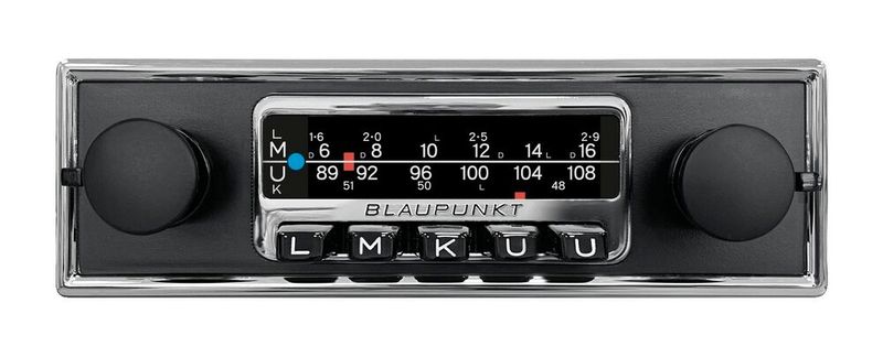 Der digitale Bildschirm imitiert das analoge Zeitalter mit der damaligen Skalen-Frequenzanzeige. Über einen kleinen Hebel am rechten Drehknopf schaltet der Nutzer zwischen digitaler und analoger Bedienung bzw. Anzeige um.  (Bild: Blaupunkt)