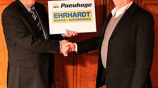 Rolf Ehrhardt (rechts) und Peter Schütterle (links), Inhaber von Pneuhage, haben sich auf die Weiterführung von Reifen Ehrhardt durch die Pneuhage-Gruppe geeinigt.  (Foto: Pneuhage)