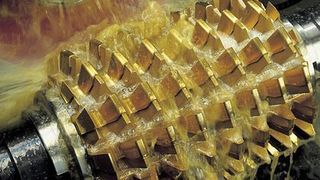 Für das Hochgeschwindigkeits-Wälzfräsen mit Metallwerkzeugen werden Öle gebraucht, die hohen Temperaturen an den Schnittstellen standhalten. Dafür wurde das Verzahnungsöl Macron 630 S-9 entwickelt.  Bild: Shell Macron (Archiv: Vogel Business Media)