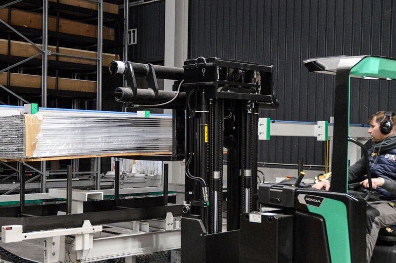 Hydraulische Aushübe übernehmen bei Kastofenestra align das Absenken der Kundengestelle und positionieren sie exakt in der Kassette – schnell, sicher und zuverlässig, betont der Hersteller. (Bild: Kasto)