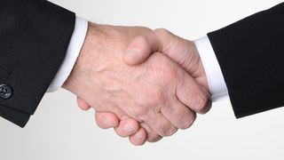 So knüpfen und pflegen Sie Ihre Geschäftskontakte nachhaltig. (Jorma_Bork_pixelio.de)