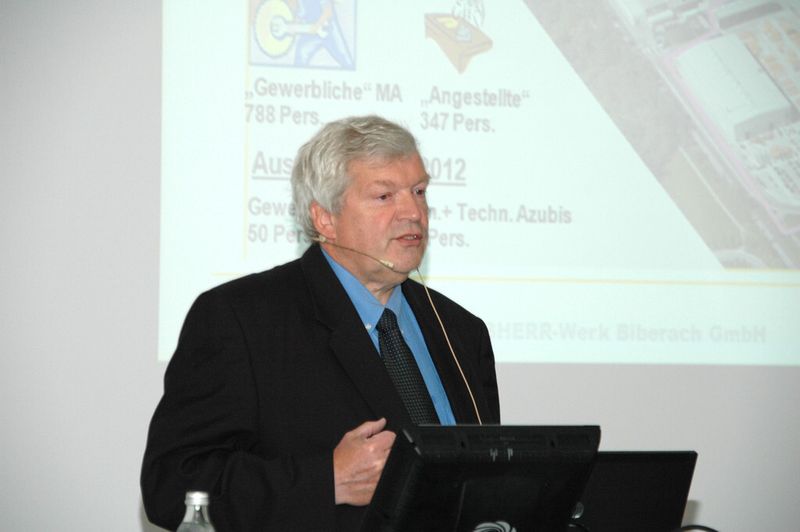 Bild 3: Günther Hardock, Geschäftsführer Produktion des Liebherr-Werk Biberach, informierte über die Mitarbeiter- und Geschäftsentwicklung. Ergänzend stellte er dem Auditorium die Stahlbau-Produktion vor. (Bild: TDM)