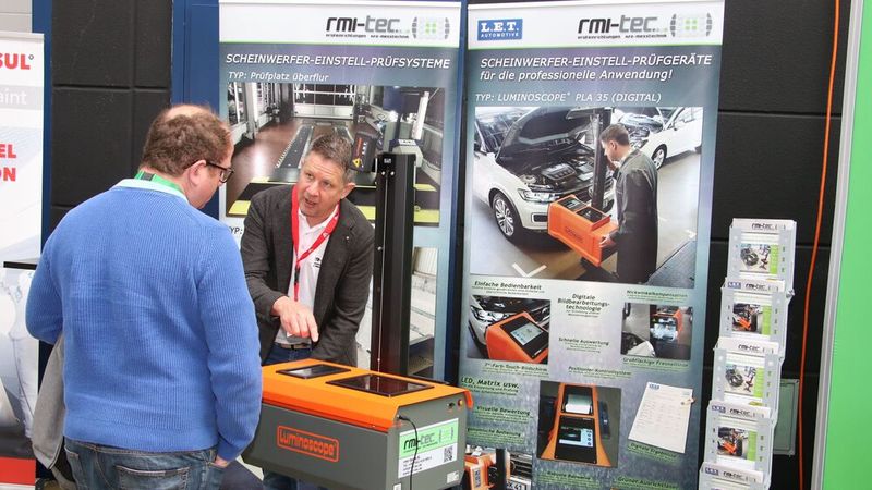 Moderne Prüfeinrichtungen für alle Scheinwerfersysteme führte die Firma rmi-tec den ZKF-Kollegen vor. (Bild: Klasing)