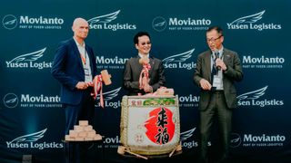 Vor dem Sake-Fass-Anstich (v.l.) bei der japanischen Eröffnungszeremonie: Dirk Elkermann (Bürgermeister Wiesloch), Hiroki Harada (CEO Yusen Logistics) und Minoru Futonaka (GF Yusen Logistics Europe). (Bild: Movianto)