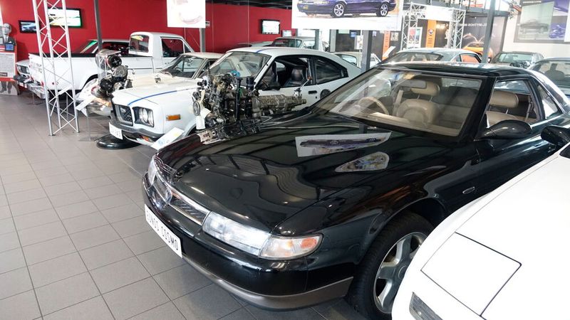 Das Museum beherbergt seit der Gründung im Jahr 2002 die weltweit erste Dauerausstellung rund um das Thema Wankelmotor. Sie umfasst zahlreiche europäische und japanische Fahrzeuge. Letztere selbstverständlich mit der Marke Mazda beginnend und dem seltenen Cosmo Sport. (Bild: Dominsky – VCG)