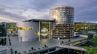 In der Gläsernen Manufaktur von Volkswagen in Dresden endet die Serienproduktion. Stattdessen kooperiert der Autobauer dort nun mit der Technischen Universität Dresden. (Bild: Volkswagen)