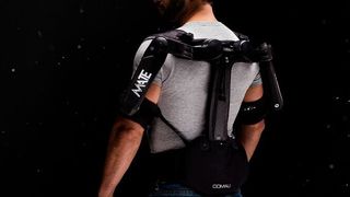Mit dem Mate-XT präsentiert Comau eine neue Version seines tragbaren Exoskeletts, das sich vollständig an individuelle Benutzererfordernisse anpassen lässt. (Comau)