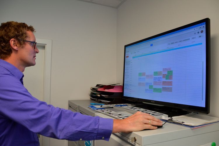 Die Auslieferungen im Blick: Was ansteht, zeigt der Kalender auf dem Großbildschirm. (Achter / »kfz-betrieb«)