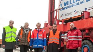 Feiern 1 Mio. Container in Bremerhaven (v.l.): Jörg Colberg (MSC Gate Bremerhaven), Jutta Pflaumbaum (Hapag Lloyd), Wolfgang Schiemann (Eurogate), Klaus Stieper (Hapag Lloyd) und Jan Gelderland (NTB North Sea Terminal Bremerhaven). (Bild: Eurogate)