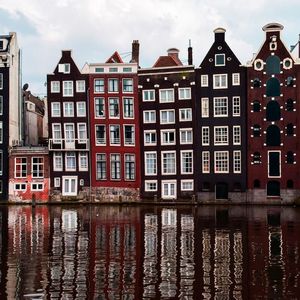 Amsterdam wurde 2016 mit dem "Capital of Innovation Award" ausgezeichnet. Die niederländische Metropole verrfügt über ein großes Datenportal. Die Datenbank enthält historische Daten, aber wird auch mit Echtzeitdaten aus IoT-Quellen (z.B. bzgl. der Verfügbarkeit von Stellplätzen in Parkhäusern) gespeist. Das Datenportal umfasst mehr als 12.000 Open-Source-Datensätze aus 32 Stadtverwaltungen. Amsterdam ist zudem ein entschiedener Verfechter der Idee, eine "Kreislaufwirtschaft" zu entwickeln, die die Nachhaltigkeit fördert. 