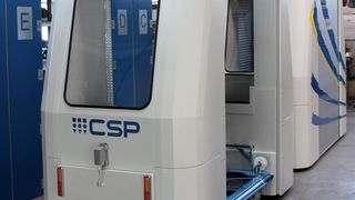 Jeder Wagen verfügt über ein eigenes Antriebs- und Bremssystem, weshalb der Zug nicht den Einschränkungen der DIN 15172 unterliegt. Zum Schutz der Waren können die Hänger mit Rollläden ausgestattet werden. (Bild: CSP)