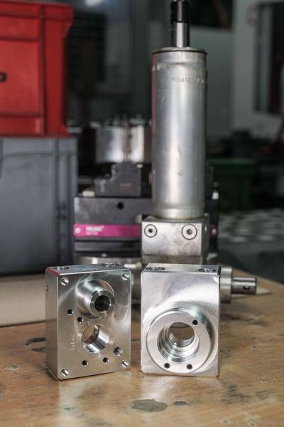 Das gratfrei gefertigte Bauteil und dahinter fertig montiert (aber noch unlackiert) die komplette Fußpumpe. (Bild: Kempf)