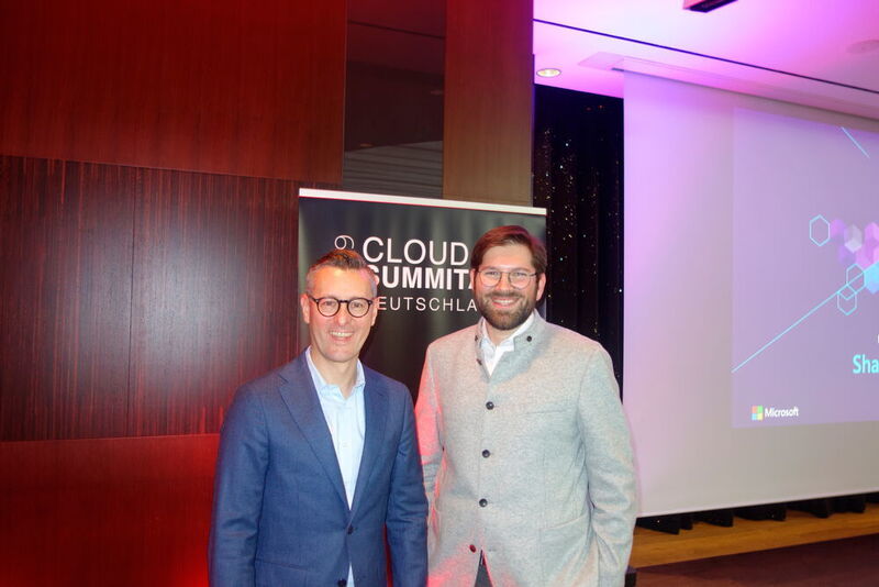 Alexander Maier (l., Ingram Micro) freut sich mit dem frisch gekürten Cloud Director Eric Gitter auf einen erfolgreichen Cloud Summit, diesmal in Augsburg. (Vogel IT-Medien GmbH)