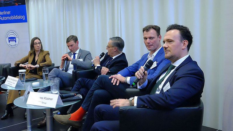 Podiumsdiskussion zur "Technologieoffenheit im Nutzfahrzeugbereich" (v. l.) mit Christiane Leonhard (Bundesverband Omnisbusunternehmen), Prof. Dr. Dirk Engelhardt (Bundesverband Güterverkehr, Logistik und Entsorgung), Dr. Christoph Konrad (ZDK-Geschäftsführer), René Große Vehne (GV Management) und Johannes Küstner (Iveco Group).(Bild:  Holger Zietz - VCG)