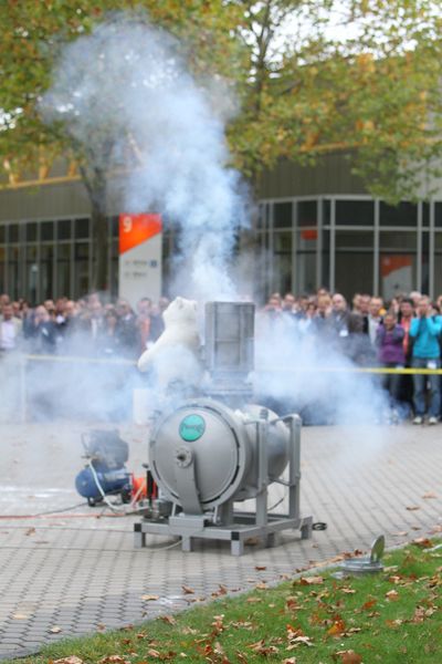 Bild von der Live-Explosion, kurz bevor es knallt. (Bild: Nürnberg Messe)
