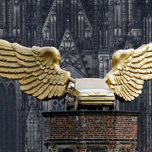 Goldener Vogel vorm Kölner Dom: Der Fiesta zählt zu den größten Erfolgen in der 100-jährigen Geschichte von Ford Deutschland. Seit 1991 flattert er als Kunstwerk über dem Kölner Stadtmuseum. (Bild:  Ford)