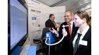 Dr. Walter Leidinger, Leiter der BIS-Umweltdienste, erklärte den Besuchern der „Woche der Umwelt“ das Verfahren zur Entfernung von Quecksilber aus Rauchgasen. Diese konnten am Stand auch die Quecksilber-Belastung in der Atemluft messen. Bild: Bayer (Archiv: Vogel Business Media)