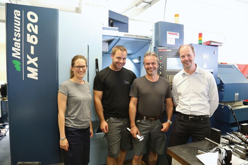 Zufriedene Gesichter bei allen Beteiligten, v.l.n.r.: Janine Ott, Marketing Newemag, Phillipp Stadler (Mitinhaber RMB AG), Fredi Hofmänner (Gründer und Mitinhaber, RMB AG), Mike Kreuzer (Regionaler Verkaufsleiter, Newemag). (Bild: M. Böhm)
