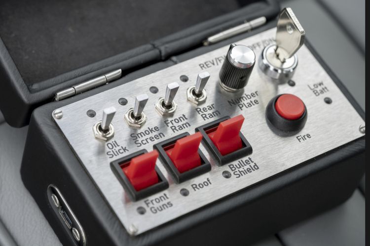 Auf die inneren Details haben die Macher der neu aufgelegten DB 5 geachtet: die auf Armlehne und Mittelkonsole montierten Schaltgeräte. (Bild: Max Earey)