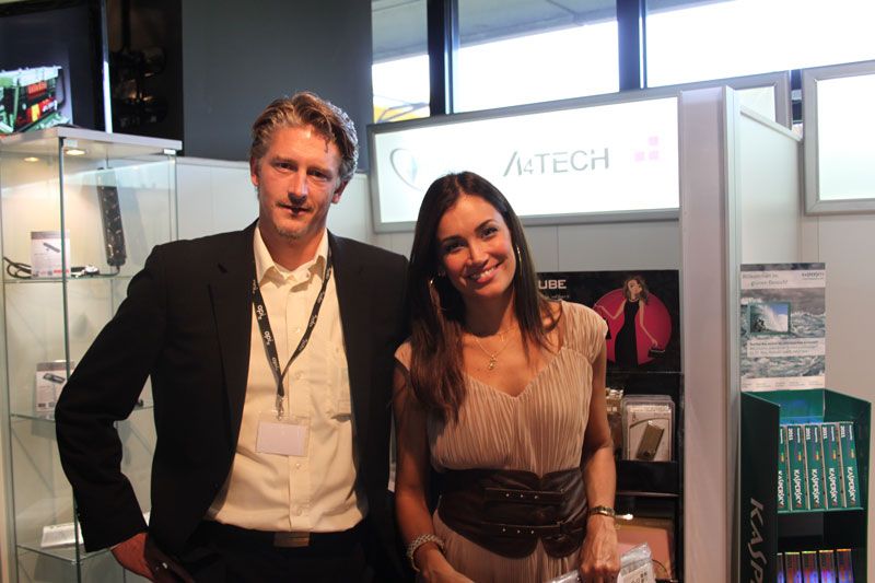 Marc Riemen, Gembird, freut sich sichtlich über Jana Ina als Gast am eigenen Stand. (Archiv: Vogel Business Media)