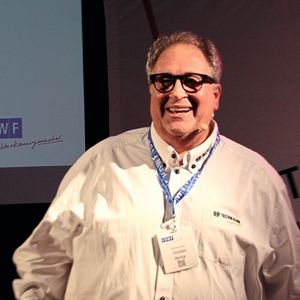 Christen J. Merkle, Unternehmenslenker des Zylinderherstellers AHP Merkle in Gottenheim bei Freiburg, sorgte mit seinem Vortrag „Was mich bewegt“ für das erste Highlight des Events. Angesichts der derzeitigen Gemengelage aus weltpolitischen Einflüssen, Wirtschaftsfaktoren, der verzagten Stimmungslage in vielen Führungsetagen und vielem mehr wünscht er sich von den Verantwortlichen in Politik und Wirtschaft mehr Mut undt gute Entscheidungen. (Bild:  Maschinenmarkt/rw)