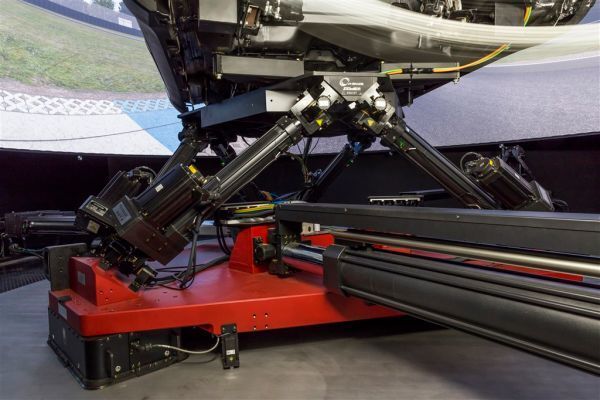 „Driver-in-Motion“ im Honda Technikzentrum Deutschland: Der neue Fahrsimulator greift auf neun Aktoren zurück, wodurch zusätzliche Bewegungsbereiche erzeugt werden - das ist einzigartig in der Branche. (Honda)