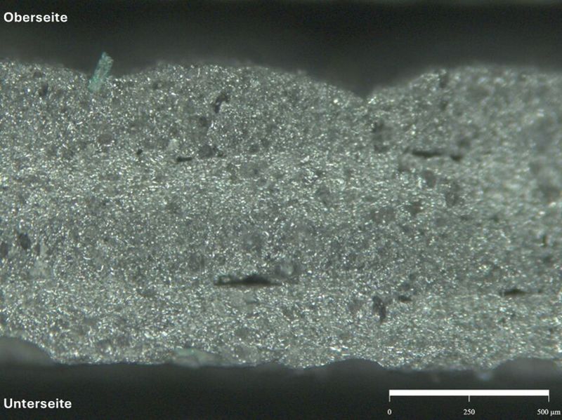 Bild 4:  Mikroskopischer Querschnitt eines additiv gefertigten 3D-Gap-Pads mit drei aufeinanderliegenden Extrusionslagen (Schichthöhe: 200 μm). (Bild: Kerafol)
