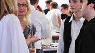 Beim Kunzmann-Azubitag informierten Ausbilder und Azubis gemeinsam Schüler und deren Eltern über die Ausbildung im Kfz-Gewerbe. (Foto: Büttner)