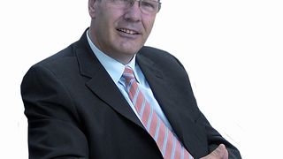 Gerhard Pfeifer, Geschäftsleiter Vertrieb des Geschäftsbereichs Pneumatics der Bosch Rexroth AG, Hannover:  
      „Die Zahnkette zeichnet sich vor allem in Transport- und Kraft-übertragungsaufgaben aus, wo es um enorme Drehmomente und um hohe Geschwindigkeiten geht.“ Bilder: Schäfer (Archiv: Vogel Business Media)