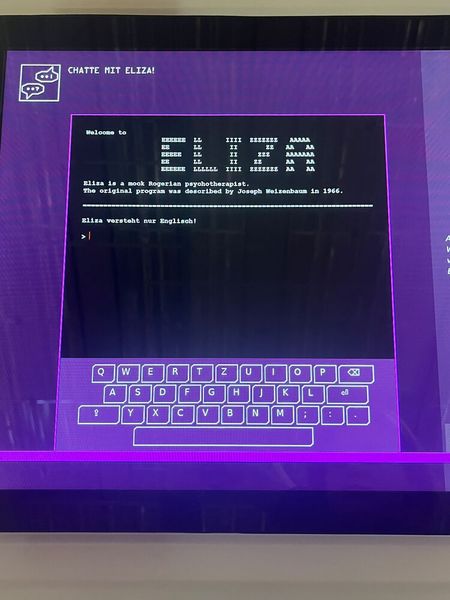 Psychotherapie im Haus der Geschichte? Bereits 1966 führt die KI Eliza des deutsch-amerikanischen Informatikers Joseph Weizenbaum psychotherapeutische Gespräche mit Menschen. Mit Chipkarte können Besucher mit Eliza chatten. (© cm)