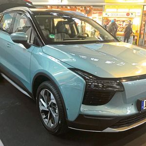Blickfang am Hauptbahnhof in Frankfurt während der IAA 2019: Aiways hatte zwei U5-Modelle aufgestellt.(Bild:  Grimm/»kfz-betrieb«)