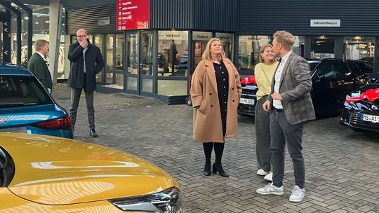 Jurybesuch bei Auto Weller: Jan Dückinghaus und Emma Weller (beide rechts) führen durch das Autohaus in Osnabrück.(Bild:  VCG - Lulei)
