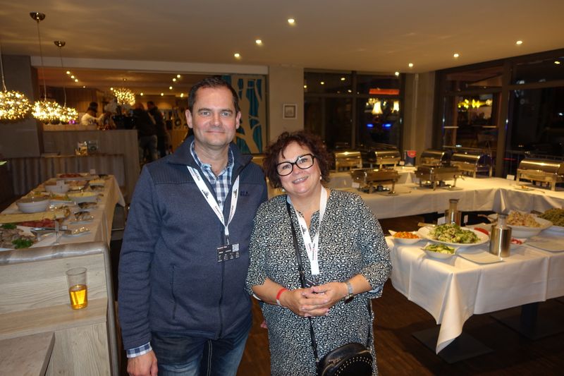 Ole Jacobs und Susanne Nas, iiyama, müssen sich erstmal wieder aufwärmen und da hilft eine Gulaschsuppe am Besten. (Bild: IT-BUSINESS)