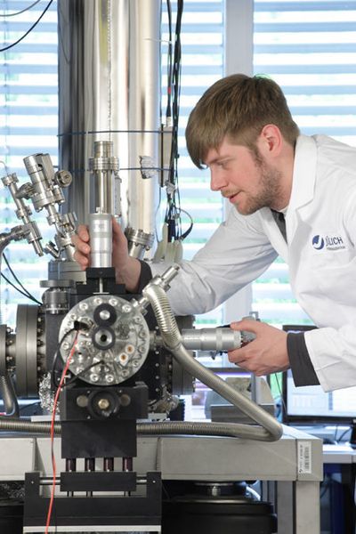 Der Jülicher Doktorand Norman Fournier vom Peter Grünberg Institut beim Einrichten des kombinierten Rastertunnel- und Rasterkraftmikroskops.  (Bild: Forschungszentrum Jülich)