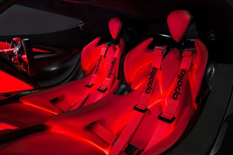 Die maximal zwei Insassen dürfen auf Schalensitzen mit Hosenträger-Gurten Platz nehmen. (Apollo Automobil)