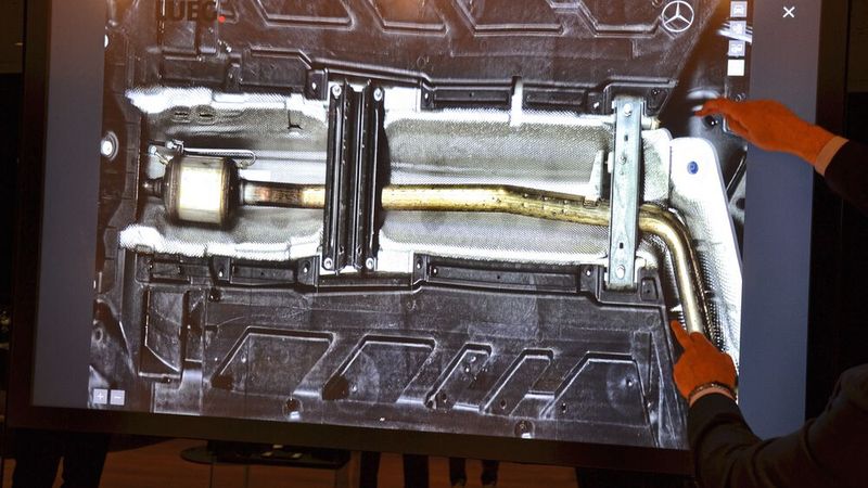 … Fahrzeugboden. Somit können die Wunschautos am Bildschirm bis ins kleinste Detail betrachtet werden. Auf die Probefahrt geht es für Kunden und Interessenten übrigens … (Bild: Michel/»kfz-betrieb«)