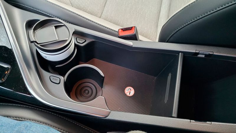 8. Ablagen und Staufächer: Wer viel Kleinzeug unterzubringen hat, findet dazu im E-Niro viele Möglichkeiten. Besonders praktisch ist das Fach zwischen Fahrer- und Beifahrersitz. Es ist abgeteilt und bietet außerdem zwei Becherhalter.  (Bild: Wehner - Vogel Communications Group)