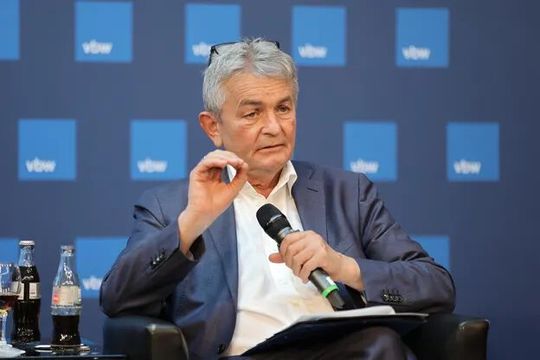 Der Vbm-Hauptgeschäftsführer Bertram Brossardt hat heute zum Auftakt der anstehenden Tarifrunde im Sektor Metall- und Elektroindustrie zur Mäßigung in puncto Lohnerhöhungen aufgerufen. Die Situation in Deutschland ließe einfach keine 8 Prozent an Mehr zu. Hier mehr.(Bild:  Vbm)