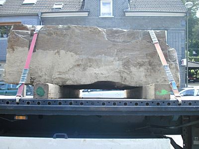 Drei ungesicherte Steinblöcke mit insgesamt 12 t Gewicht nur festgezurrt …  Bild: POL-GM/obs (Archiv: Vogel Business Media)