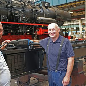 Peter Schneider (rechts), Schlossermeister in der Kesselschmiede des Dampflokwerks Meiningen, ist sich mit Michael Fritzsche, technischer Berater bei Trumpf, einig: Der neue Kantenfräser Trutool TKA 1500 erhöht die Produktivität bei der Schweißkantenvorbereitung deutlich. (Bild:  Trumpf / kk-PR)