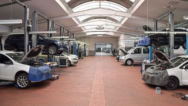 In den Werkstätten ist derzeit zwar Betrieb, aber die Kunden agieren zurückhaltend mit nicht notwendigen Aufträgen.(Bild:  Jan Rosenow)