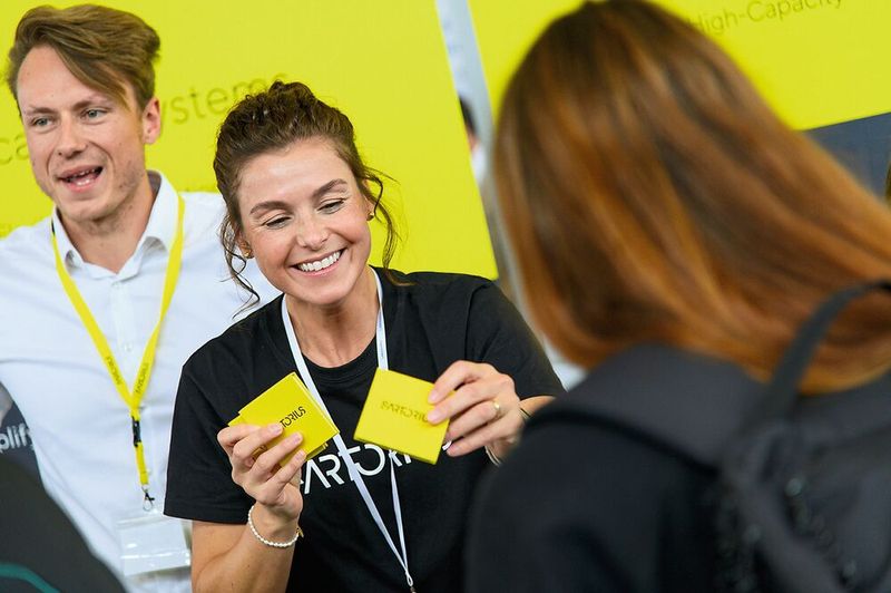 Gute Laune ist nicht selbstverständlich, doch auf der LAB-SUPPLY muss man nicht lange danach suchen. Das macht die Gespräche mit den Ausstellern deutlich angenehmer.    Mehr Infos zu den kommenden LAB-SUPPLY-Messen finden Sie auf www.lab-supply.info (Bild: Stefan Stark)