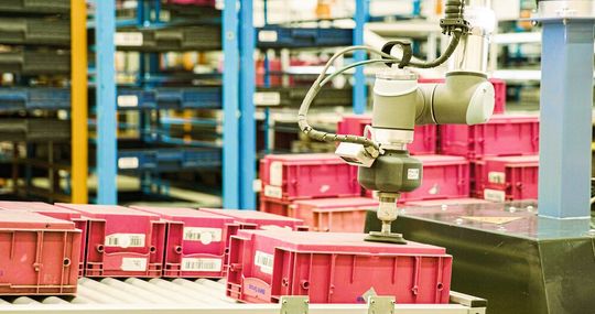 Der Sortbot, hier bei der Aufnahme von Behältern zu sehen, ist Teil des 2019 von der BVL mit dem Deutschen Logistikpreis ausgezeichneten Programms „Logistics NEXT“.(Bild:  Universal Robots)